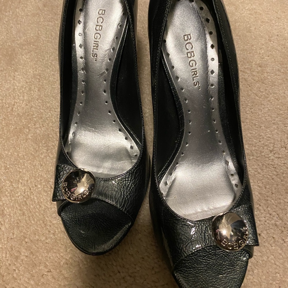 BCBGirls charcoal grey patent leather pump sz 9